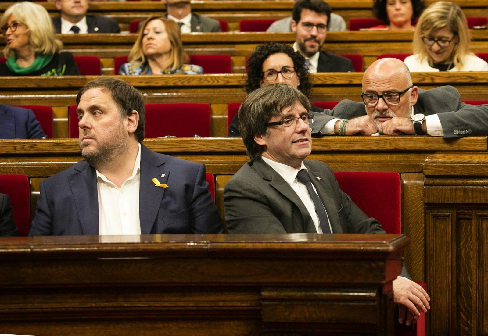Carles Puigdemont y Oriol Junqueras en el Parlament de Cataluña..jpg