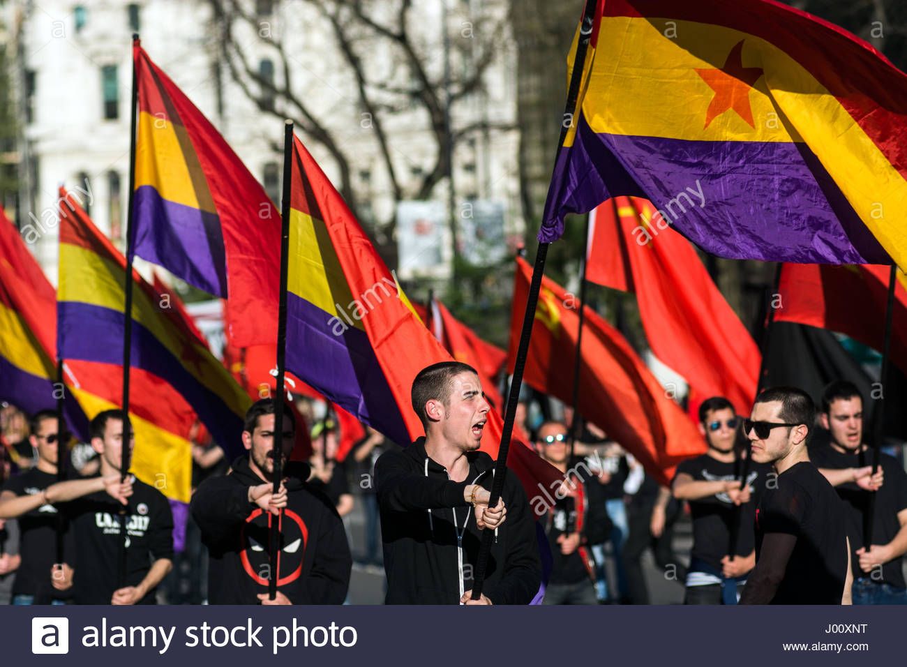 madrid-espana-8-abr-2017-personas-que-ondeaban-banderas-republicanas-y-comunistas-durante-una-...jpg
