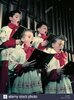 1950-cuatro-chicos-cantores-en-rojo-y-blanco-robes-cantando-en-frente-de-la-iglesia-organo-de-...jpg