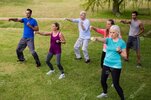 grupo-personas-haciendo-ejercicio-juntos_107420-82489.jpg