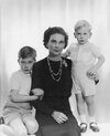 Alice con sus hijos Prince William de Gloucester y el Duque Richard de Gloucester.jpg