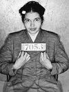 Rosa Parks fue arrestada en 1955 por no ceder su asiento en un omnibús a un hombre blanco..jpg